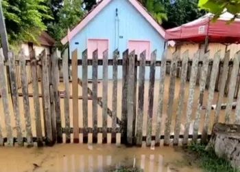 Recém-reformada, Casa Chico Mendes é afetada pela alagação em Xapuri