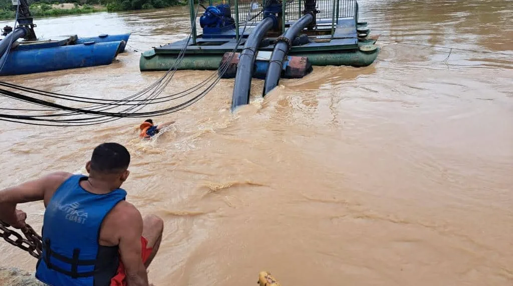 Equipes retiram balseiros que entraram embaixo do flutuante da ETA II (Foto: Assecom)