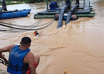 Equipes retiram balseiros que entraram embaixo do flutuante da ETA II (Foto: Assecom)