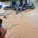 Equipes retiram balseiros que entraram embaixo do flutuante da ETA II (Foto: Assecom)
