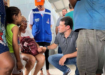 Roberto Duarte leva ajuda às famílias abrigadas no Parque de Exposições