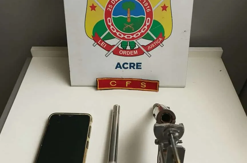 Polícia prende um homem, recupera três motos roubadas e apreende arma