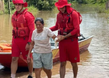 Bombeiros resgatam idosa que se recusava sair de casa mesmo doente e atingida pela enchente