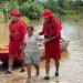 Bombeiros resgatam idosa que se recusava sair de casa mesmo doente e atingida pela enchente