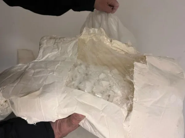 Mulher é presa em Brasília levando 3kg de cocaína do Acre escondida em gesso na perna