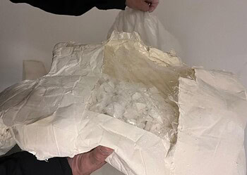 Mulher é presa em Brasília levando 3kg de cocaína do Acre escondida em gesso na perna