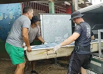 Corpo de idoso coberto de lama é encontrado dentro de casa após rio baixar em Brasileia