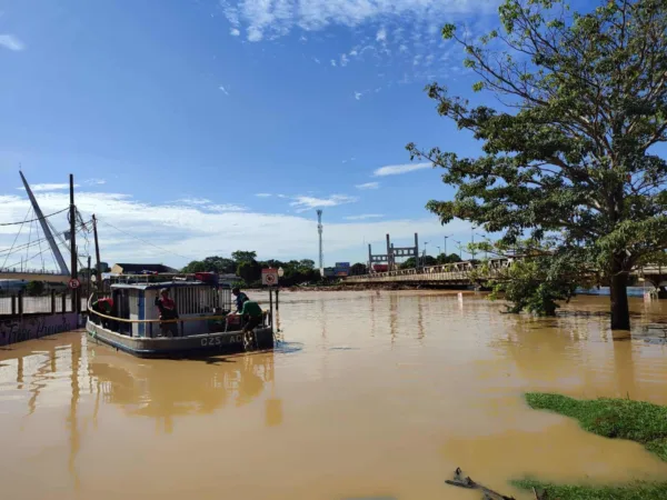 Rio Acre alcança 17 metros e invade Calçadão da Gameleira em Rio Branco; veja o vídeo 8 Rio Acre alcança 17 metros e invade Calçadão da Gameleira em Rio Branco; veja o vídeo