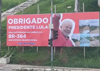 Outdoor com agradecimento a Lula por destinar R$ 600 milhões para BR-364 chama atenção no Acre