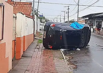 Carro capotado na rua Valdomiro Lopes, em Rio Branco — Foto: Aldo França