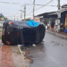Carro capotado na rua Valdomiro Lopes, em Rio Branco — Foto: Aldo França