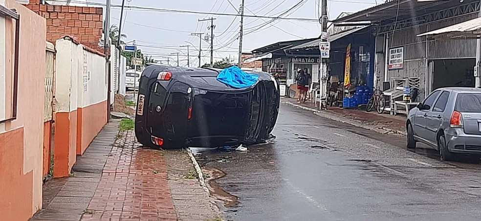 Carro capotado na rua Valdomiro Lopes, em Rio Branco — Foto: Aldo França