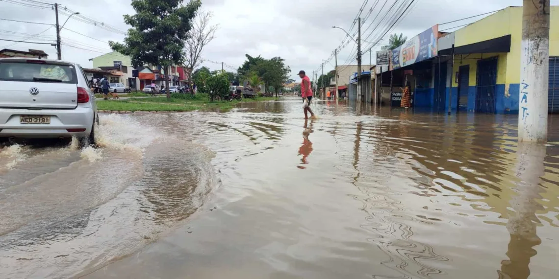 Igarapé São Francisco baixa mais de 50cm e famílias começam a calcular estragos