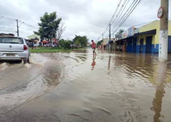 Igarapé São Francisco baixa mais de 50cm e famílias começam a calcular estragos