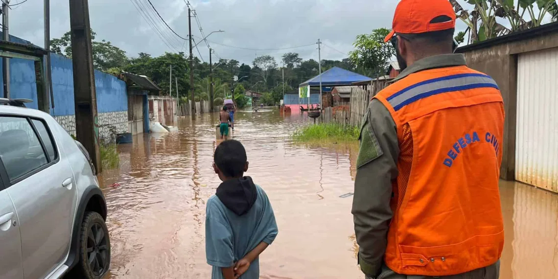 Chuvas serão intensas até o próximo final de semana e famílias serão removidas de áreas afetadas, diz Defesa Civil de Rio Branco