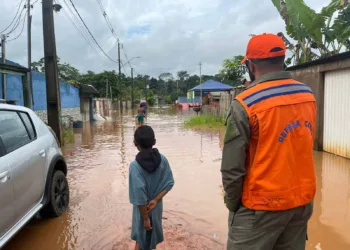 Chuvas serão intensas até o próximo final de semana e famílias serão removidas de áreas afetadas, diz Defesa Civil de Rio Branco