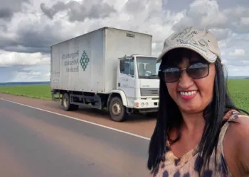 'Minha profissão é um sonho realizado', diz única motorista de caminhão interestadual do Acre
