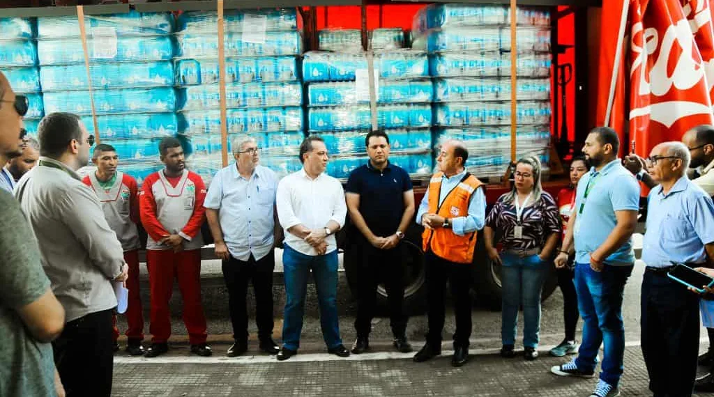 Coca-Cola doa quase 11 mil litros de água mineral para famílias atingidas pelas enchentes