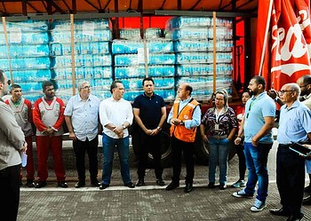 Coca-Cola doa quase 11 mil litros de água mineral para famílias atingidas pelas enchentes
