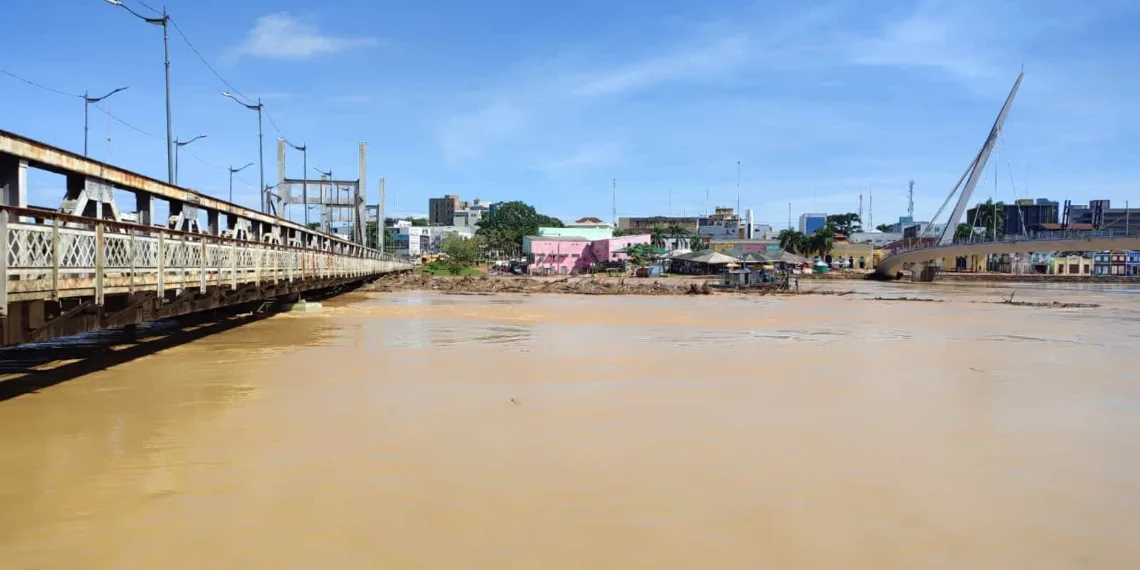 Rio Acre alcança 17 metros e invade Calçadão da Gameleira em Rio Branco. Foto: Dell Pinheiro