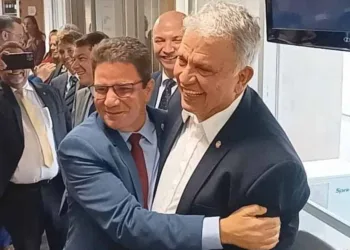 'Meu amigo', diz Gladson ao abraçar o Petecão em encontro com a bancada federal