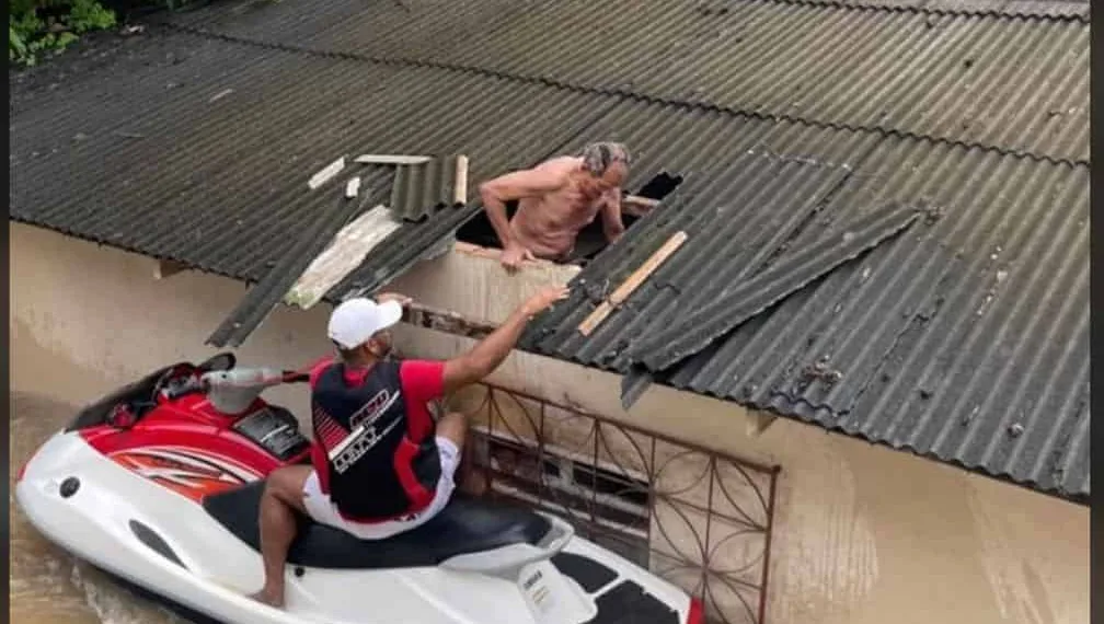 Na Getúlio Vargas, idoso é resgatado pelo telhado de casa