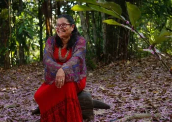 Parteira acreana promove show beneficente 'Mulher Vagalume'