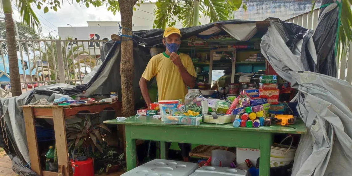 Comerciante que está há meses morando no pátio do Pronto-Socorro pede ajuda do poder público: 'não tenho pra onde ir'