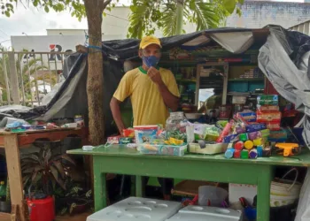 Comerciante que está há meses morando no pátio do Pronto-Socorro pede ajuda do poder público: 'não tenho pra onde ir'