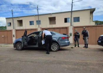Mulher que deixou feto em carro de aplicativo se apresenta à polícia e presta depoimento