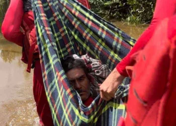 Bombeiros resgatam homem que teria sofrido AVC no Igarapé Liberdade durante a alagação; veja o vídeo