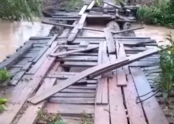 Moradores do Ramal da Pupunha ficam isolados após ponte ser destruída por temporal