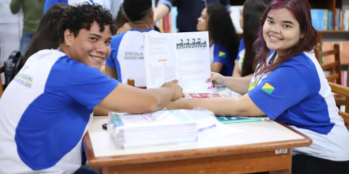 Kits com os livros auxiliarão os alunos a se preparar para o Enem. Foto: Mardilson Gomes/SEE