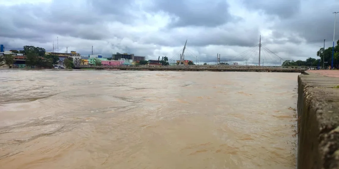 Com previsão de mais chuvas em Rio Branco, Rio Acre chega a 16,80m e igarapés podem subir até 40cm por hora, alerta Defesa Civil
