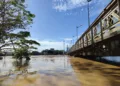 Rio Acre alcança 17 metros e invade Calçadão da Gameleira em Rio Branco; veja o vídeo