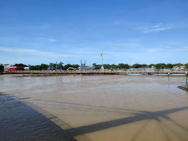 Rio Acre alcança 17 metros e invade Calçadão da Gameleira em Rio Branco; veja o vídeo 3 Rio Acre alcança 17 metros e invade Calçadão da Gameleira em Rio Branco; veja o vídeo