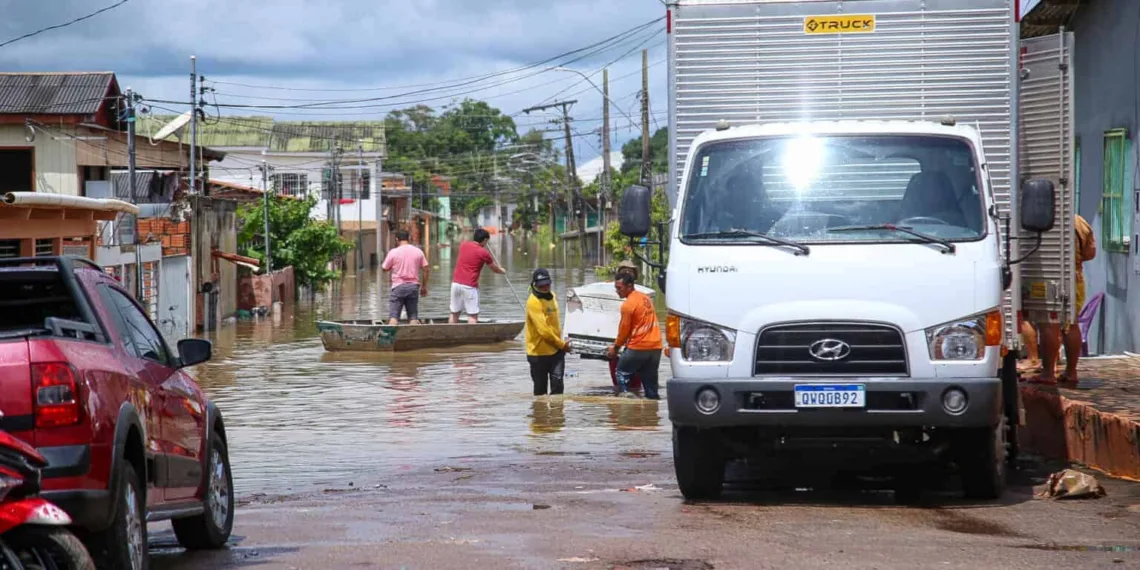 Ruas de Rio Branco são interditadas para garantir segurança e facilitar socorro às vítimas da enchente