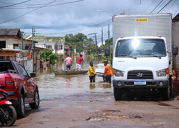 Ruas de Rio Branco são interditadas para garantir segurança e facilitar socorro às vítimas da enchente