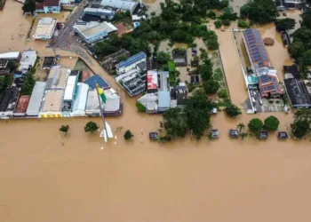 Rio Acre oscila e registra 17,70 metros; Inmet alerta para chuvas intensas na Capital