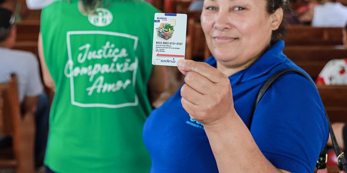 Maria Dilene recebeu o cartão alimentação da ADRA. Foto: Marcos Vicentti/Secom