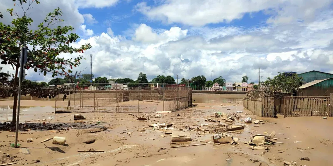Nível do Rio Acre em Rio Branco segue baixando; preocupação continua nas áreas de desmoronamento