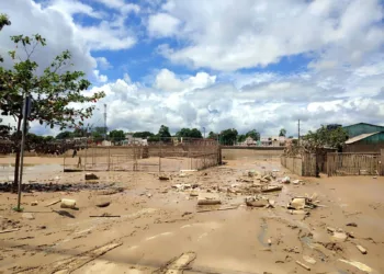 Nível do Rio Acre em Rio Branco segue baixando; preocupação continua nas áreas de desmoronamento