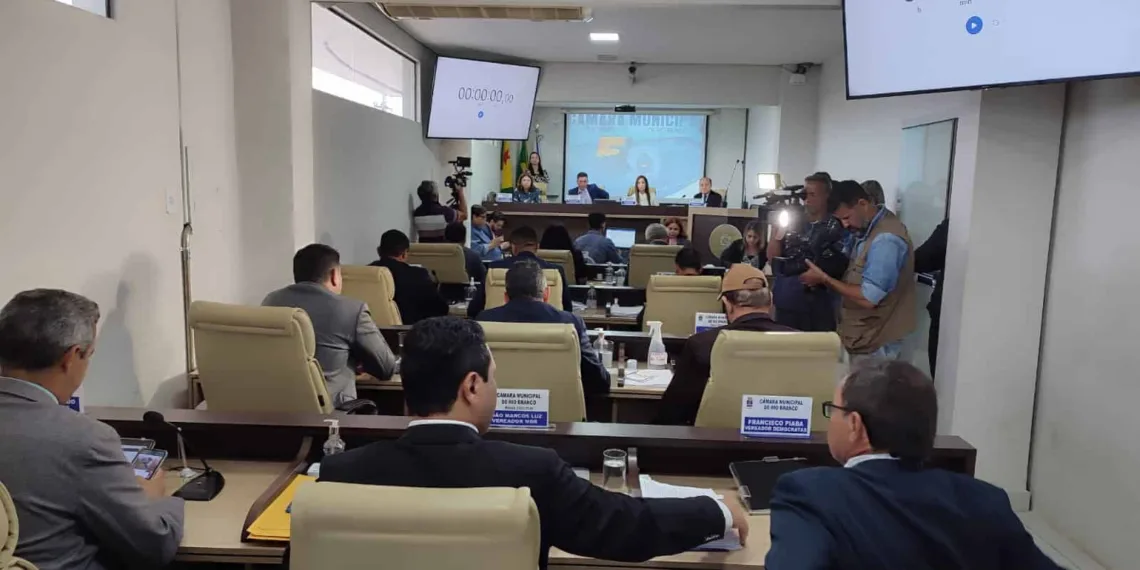Câmara revoga PL que reajustava salários dos vereadores e prefeito de Rio Branco