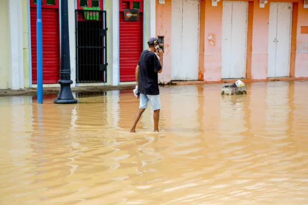 Após 39 casos prováveis, Saúde alerta população sobre risco de contaminação por leptospirose pós-enchente