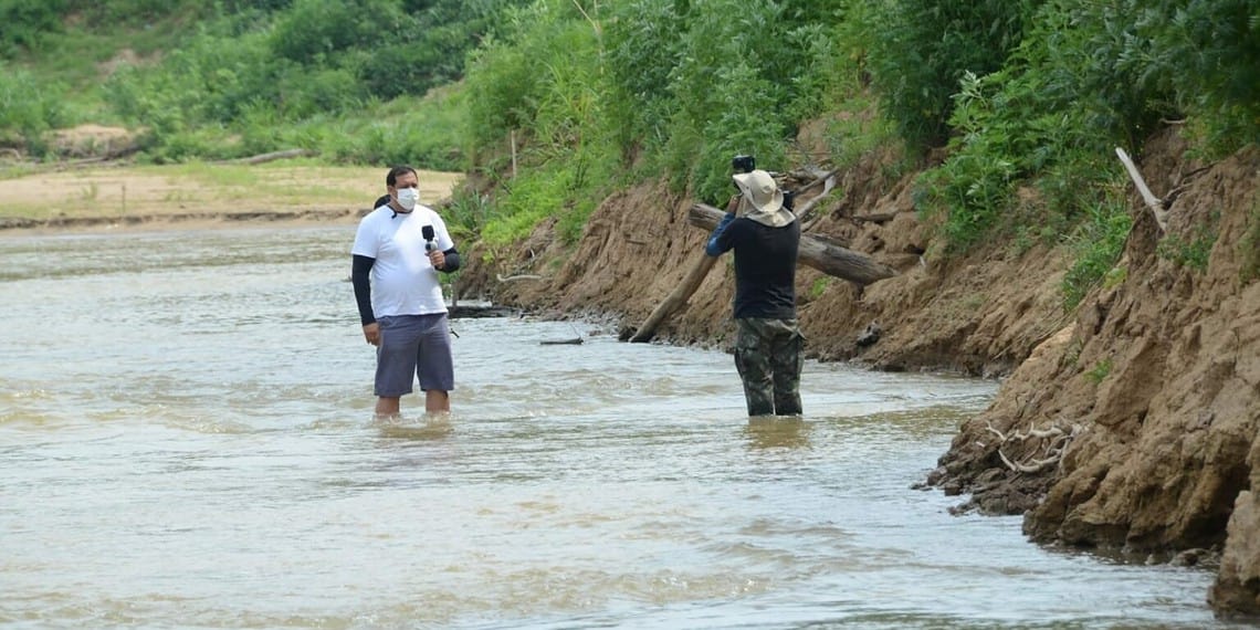 Registro do jornalista em atividade na produção de uma reportagem sobre a seca do Rio Acre. Foto: Cedida