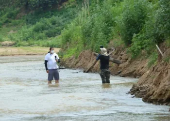 Registro do jornalista em atividade na produção de uma reportagem sobre a seca do Rio Acre. Foto: Cedida