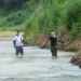 Registro do jornalista em atividade na produção de uma reportagem sobre a seca do Rio Acre. Foto: Cedida