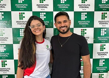 Estudante Vitória Renata, selecionada para o intercâmbio no Japão, e o prof. Luiz Eduardo, diretor Sistêmico de Relações Internacionais