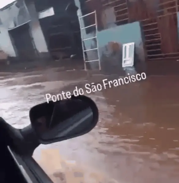 Igarapé São Francisco transborda e inunda rua na Baixada da Colina