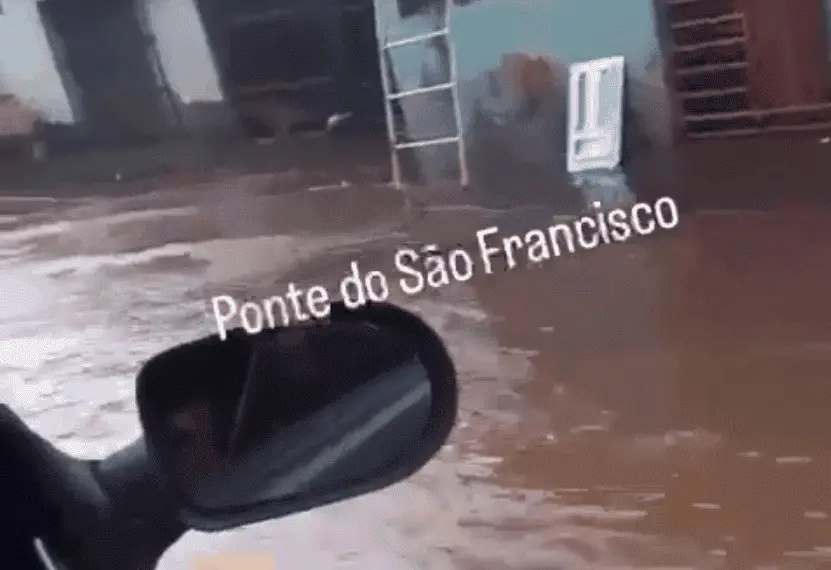 Igarapé São Francisco transborda e inunda rua na Baixada da Colina